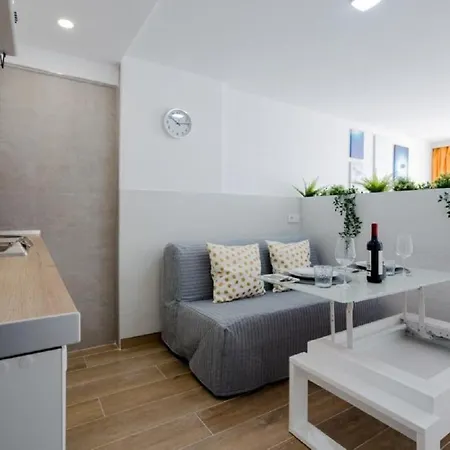 319 Modern Accommodation,sea View, Wi Fi And Pool Appartamento